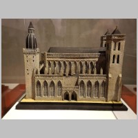 Maquette de la cathédrale d'Avranches, réalisée en carton découpé au XIXe siècle, vue nord, photo Giogo , Wikipedia.jpg